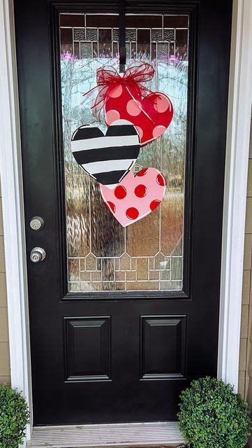 Diy Dollar Tree Heart Signs, Valentine Yard Decorations Diy, Valentines Diy Wood Projects, Valentine Door Hanger Ideas, Valentines Front Porch Decor Diy, Heart Door Hanger Wooden, Wooden Hearts Crafts Ideas Valentines, Diy Valentines Door Hanger, Dollar Tree Wooden Heart Ideas