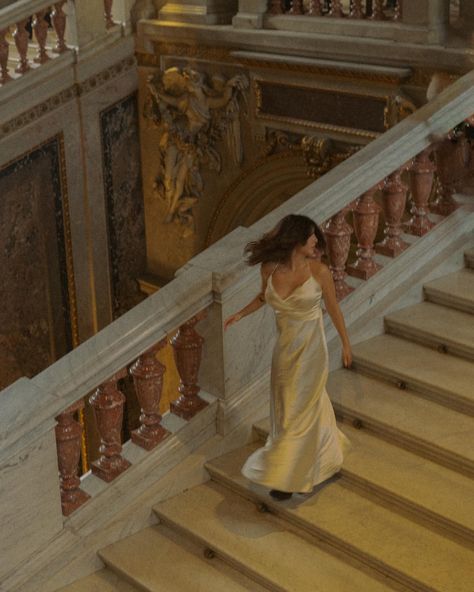 Woman In Museum Aesthetic, Old Art Museum, Met Photoshoot Ideas, Metropolitan Museum Of Art Aesthetic, The Getty Museum Photoshoot, Art Museum Photos, Bridgerton Inspired Photoshoot, Art Senior Pictures, Elegant Woman Photography