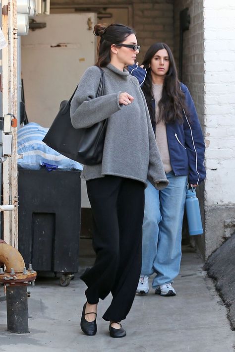 Kendall Jenner Bags 2023, Kendall Jenner Minimalist Style, Kendall Jenner The Row Bag, Kendall Fall Outfits, The Row Bag Street Style, The Row Styling, Outfit Inspo Europe, The Row Inspired Outfits, 2023 Celebrity Street Style