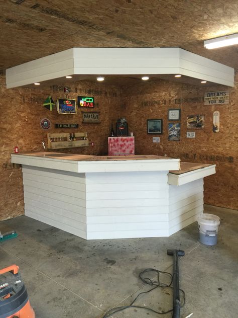 Shed bar Garage Makeover Bar, Backyard Sports Bar, Bar In Shed, Bar In Garage, She Shed Bar Ideas, Bar Ideas Garage, Garage Man Cave Ideas On A Budget, Hangout Garage, Shed Bars