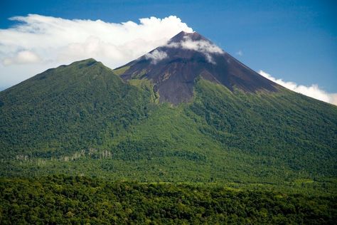 Ulawun Volcano, Papau New Guinea Papau New Guinea, Pacific Islands, New Guinea, Papua New Guinea, Planet Earth, Mount Rainier, Amazing Places, Volcano, Dream Vacations