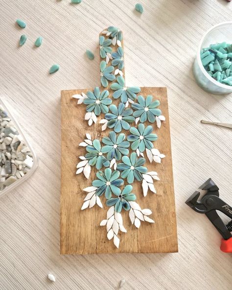 Mosaic On Wood How To, Diy Mosaic Picture Frame, Mosaic Gift Ideas, Mosiacs Projects Diy, Mosaics Patterns, Mosaic Art Ideas, Mosaic Patterns For Beginners, Diy Mosaic Projects, Diy Mosaic Tiles