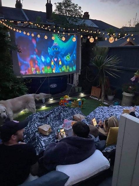 Outdoor Drive In Movie Party, Projector Movie Night Aesthetic, Movie Projector Outdoor, Outside Projector, Outdoor Movie Projector Screen, Backyard Movie Theater, Outdoor Movie Night Party, Backyard Movie Night Party, Diy Backyard Movie Night