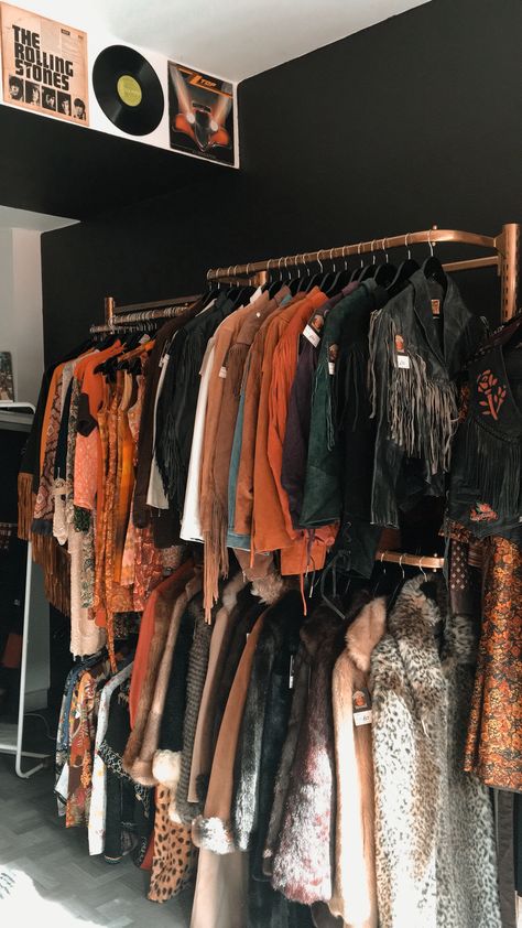 Clothing Stores Aesthetic, Vintage Clothing Store Aesthetic, Vintage Boutique Aesthetic, Vintage Shopping Aesthetic, Vintage Clothing Booth, Moody Boutique, Vintage Store Interior, 70s Boutique, Vintage Thrift Shop Aesthetic