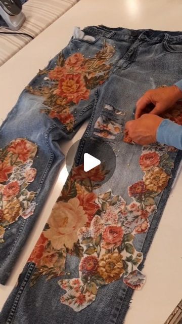 Diy Fashion Design, Appliques For Clothes, Altered Jeans Diy, Patchwork Clothes Diy Tutorials, Boho Upcycled Clothing, Embellished Jeans Diy, Boho Sewing Projects, Upcycling Jeans Ideas, Upcycle Clothes Ideas