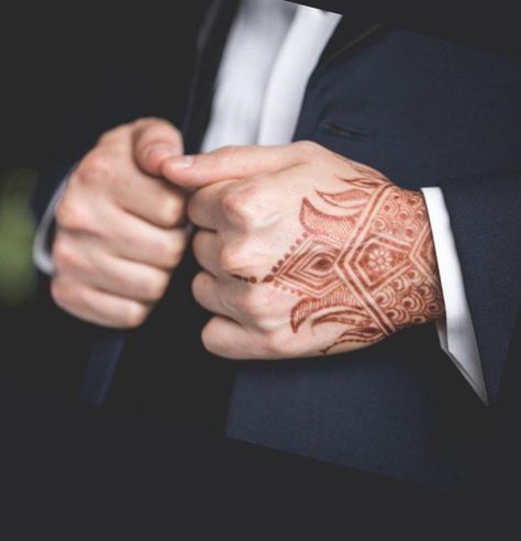 Latest Groom Mehndi Design For Indian Wedding Hand Mehndi Design Mens Mehandi, Groom Mehndi Design, Minimalist Mehndi, Henna Men, Men Henna Tattoo, Brown Tattoo, Short Mehndi Design, Unique Henna, Simple Mehendi