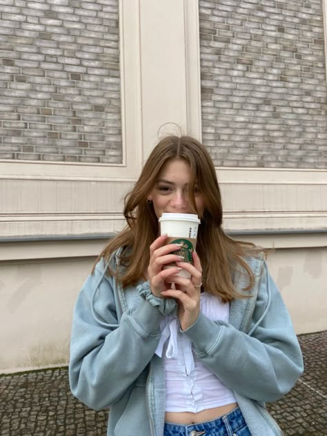 Starbucks Outfit Ideas, Holding Coffee Pose, Ootd Photo Ideas, Starbucks Selfie, Starbucks Photo, Starbucks Photography, Starbucks Outfit, Coffee Starbucks, Hand Reference