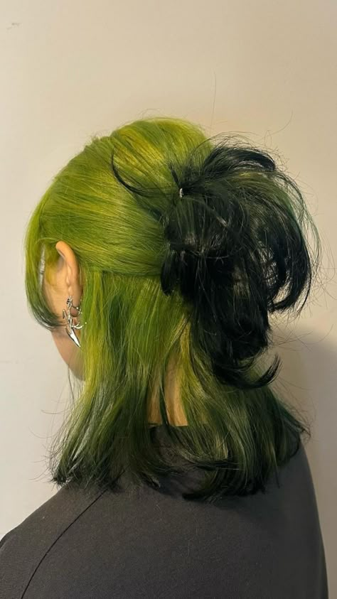 21 Reverse Ombre Hair Color Ideas for a Fresh New Style Green To Black Hair, Green Hair Dark Roots, Colorful Hair Inspiration, Seaweed Green Hair, Reverse Ombre Hair Short, Green Hair With Black Tips, Black And Colored Hair Short, Lime Green Hair Color, Silver Green Hair