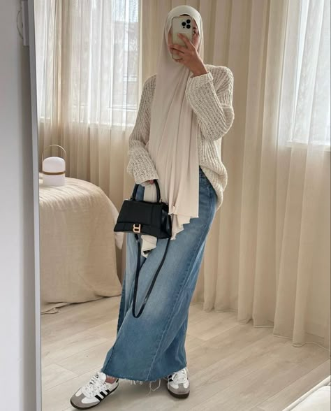 Modest Fashion Outfits Skirt, Styling Skirts For Hijab, Winter Hijabi Fits, Outfit Ideas Abaya, Hijab Skirt Outfit, Abaya Outfit Ideas, Aesthetic Abaya, Douyin Dress, Muslimah Abaya