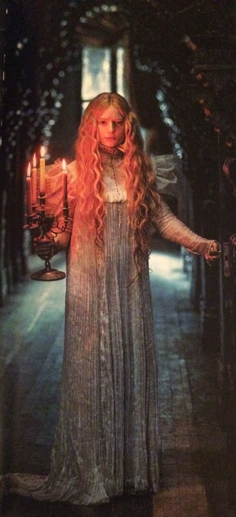 Mia Wasikowska as Edith Cushing in 'Crimson Peak' (2015). Costume Designer: Kate Hawley Creamson Peak, Edith Cushing, Human Centipede, Doug Jones, Mia Wasikowska, Crimson Peak, Karakter Disney, Aesthetic Dress, Gothic Romance