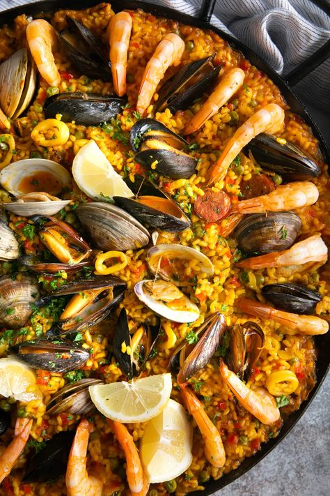 Paella Recipe - How to Make Spanish Paella - The Forked Spoon Paella Recept, Spanish Paella Recipe, Paella Recipe Seafood, Spanish Paella, Paella Valenciana, Paella Pan, Seafood Paella, Juicy Shrimp, Paella Recipe