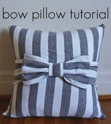 Bow pillow???  How cute would this be on our master bed?  Hmmmmm....might have to break out the sewing machine this winter. Diy Throws, Diy Throw Pillows, Bow Pillows, Pillow Tutorial, Bantal Sofa, Costura Diy, Sewing Pillows, Cute Pillows, Diy Pillows