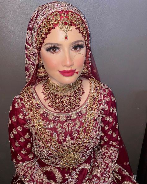 Desi Hijabi Wedding, Hijabi Pakistani Bride, Desi Hijabi Bride, Hijabi Desi Bride, Hijab Bride Pakistani, Hijabi Bride Pakistani, Shaadi Makeup, Bride With Hijab, Hijabi Bride