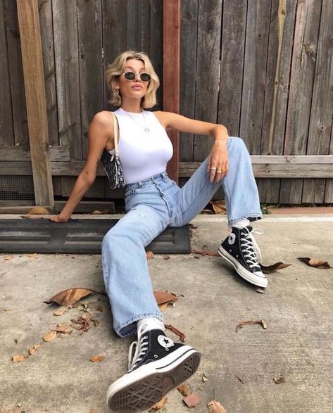 Fifteen 90s Vintage Streetwear Looks To Try RN – Society19 Outfit Ideas Male, Vintage Outfits Classy, Straight Leg Jeans Outfits, Burgundy Background, Smen, Jeans Outfit Summer, Diy Tv, Gorgeous Outfits, Outfits With Converse