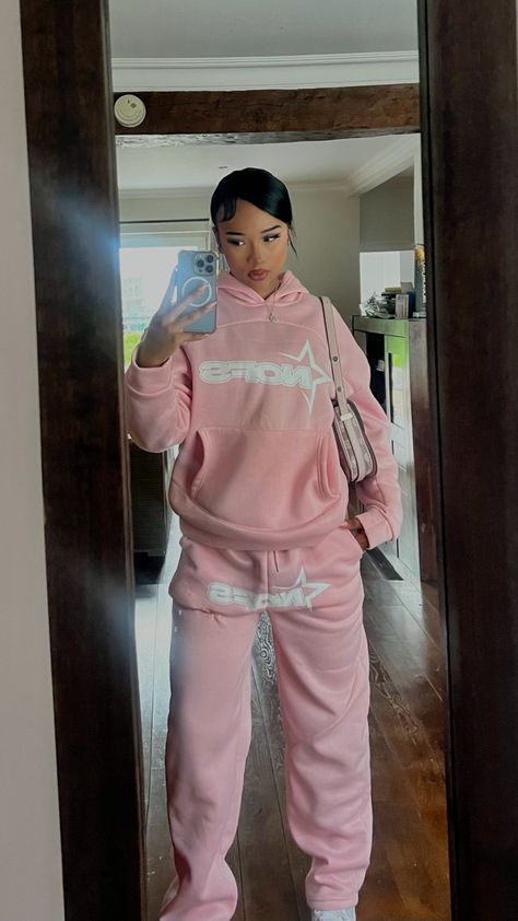 Cute Oversized Outfits Aesthetic, Red Comfy Outfit Aesthetic, Tracksuit Set Women, Polo Sweatsuit Women Outfit, Tracksuit Aesthetic Woman, Tracksuits Outfits Women, Cute Track Suits, Sweatpants And Sweater Outfits, Sweats Pants Outfit