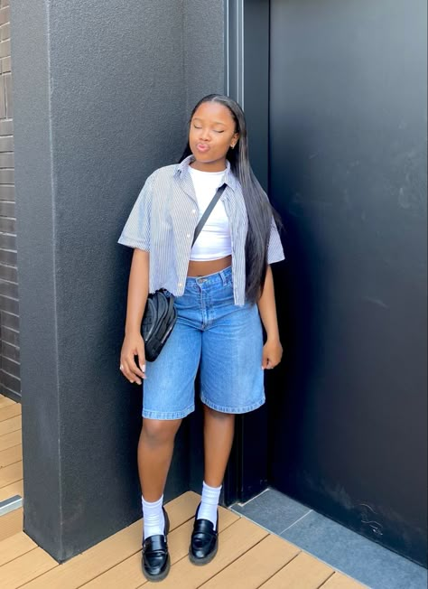 Cropped Boxy Shirt Outfit, Jots Outfits, How To Style Jorts Women, Jorts Womens Fit, Casual Loafers Outfit, Tomboy Outfit, Street Style Outfits Casual, Loafers Outfit, Shorts Outfits Women