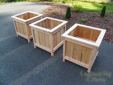 Super easy and inexpensive DIY Planter Boxes from fence material! Description from pinterest.com. I searched for this on bing.com/images Diy Wooden Planters, Planter Box Plans, Cedar Planter Box, Cedar Planters, Diy Planter Box, Garden Planter Boxes, Wooden Planter Boxes, Wooden Planter, Wood Planter Box