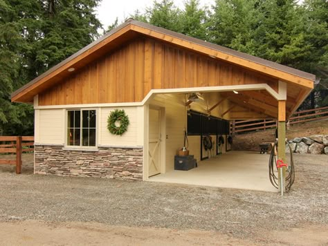 Small Horse Barn, Small Horse Barns, Barn Layout, Horse Barn Ideas Stables, Small Barns, Horse Barn Designs, Horse Shelter, Dream Horse Barns, Horse Barn Plans