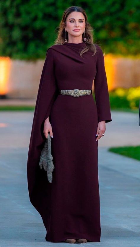 Queen Rania Style Dresses, Queen Rania Fashion, Dorra Zarrouk Dresses, Queen Rania Of Jordan Style, Queen Of Jordan Rania, Winter Soiree Dresses, Queen Rania Dress, Queen Rania Outfits, Red Carpet Dresses Elegant Gowns