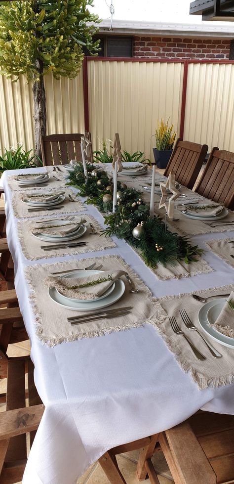 Christmas Table Decor Australia, Xmas Lunch Ideas Table Settings, Christmas Table Settings Outdoor, Christmas Lunch Set Up, Outdoor Christmas Dinner Table, Summer Christmas Lunch Table Settings, Kmart Christmas Table Setting, Christmas Lunch Decor Ideas, Coastal Christmas Table Settings