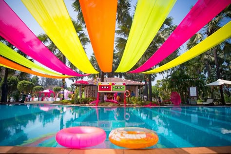 Holi Decor, Pool Wedding Decorations, Neon Pool Parties, Pool Party Decor, Festa Pool Party, Backyard Pool Parties, Wedding Pool Party, Ibiza Party, Pool Party Themes