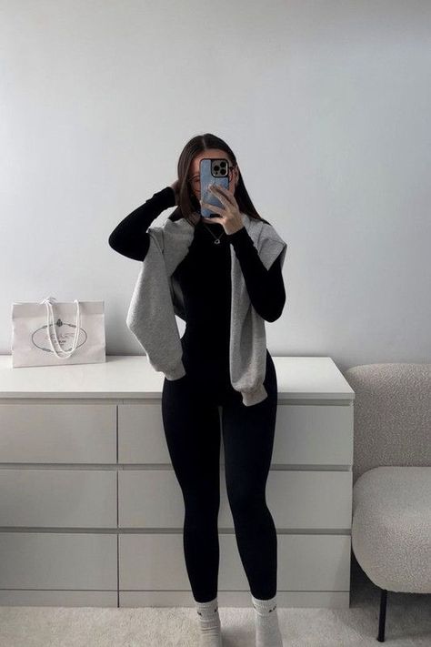 Cute Black Winter Outfits, Fit Ideas Leggings, Legging Style Outfit Ideas, Fits With Black Leggings, All Black Outfit Leggings, All Black Leggings Outfit, Black Leggings Outfit Baddie, Basic Outfits Leggings, Outfit Legging Noir