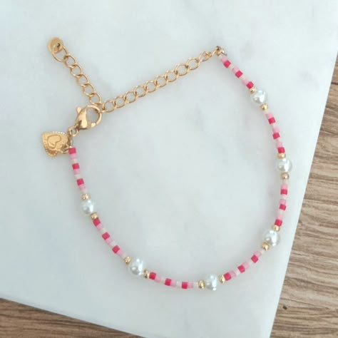 Cute Beaded Bracelets Pink, Beads Bracelets Designs, Little Bead Bracelet Ideas, Seed Glass Bead Bracelet, Pearl Bead Jewelry, Beaded Jewellery Diy, Peals Jewelry, Pearl Beads Bracelet, Bead Bracelets Designs