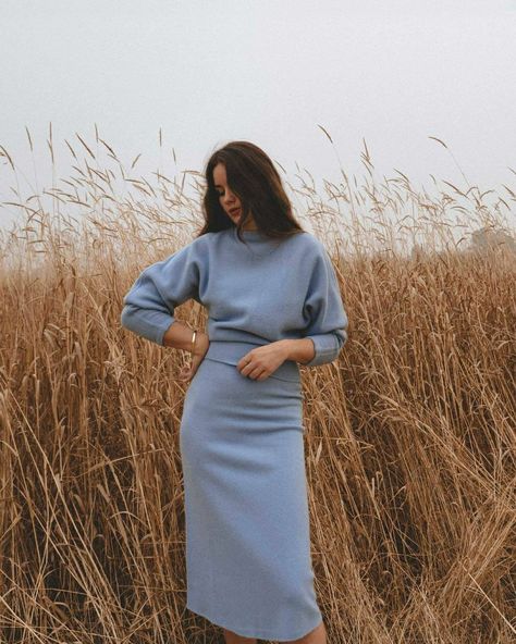 Sarah Christine, Blue Wool Sweater, Sarah Butler, Casual Chique Stijl, Simple Fall Outfits, Looks Street Style, Wool Skirt, Blue Outfit, Mode Inspo