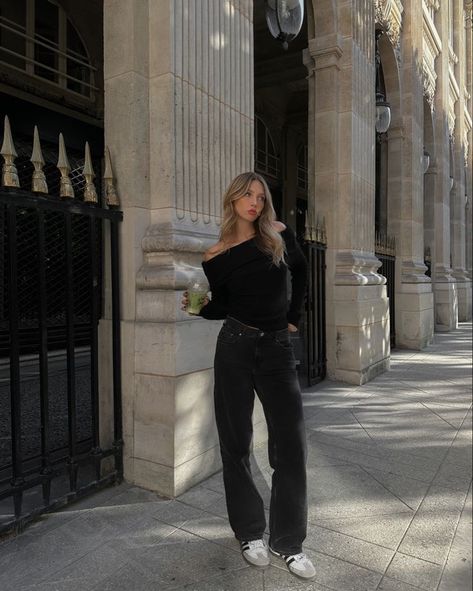 black off shoulders top with baggy jeans Black Top Outfit, Shoulder Tops Outfit, Black Off Shoulder Top, Black Pants Outfit, Samba Outfit, Money Fashion, Looks Jeans, Look Adidas, Black Jeans Outfit