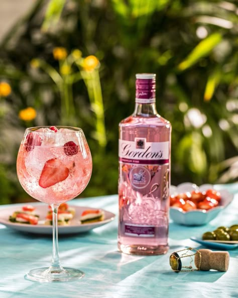 Pink Gin Recipe, Pink Gin Cocktails, Passion Fruit Mojito, Rhubarb Gin, Rose Lemonade, Gin Liqueur, Gin Recipes, Gin Cocktail Recipes, Birthday Drinks