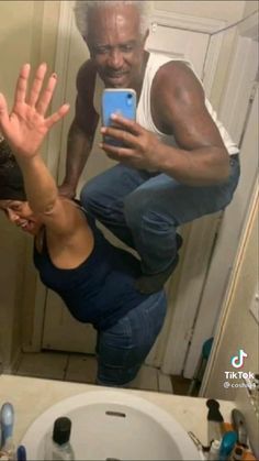 Funny Mirror Pics, Couple Poses Funny, Funny Couple Photos, Poses Funny, Funny Photoshoot Ideas, Funny Couple Poses, Funny Friend Pictures, Funny Couple Pictures, Couple Poses Drawing