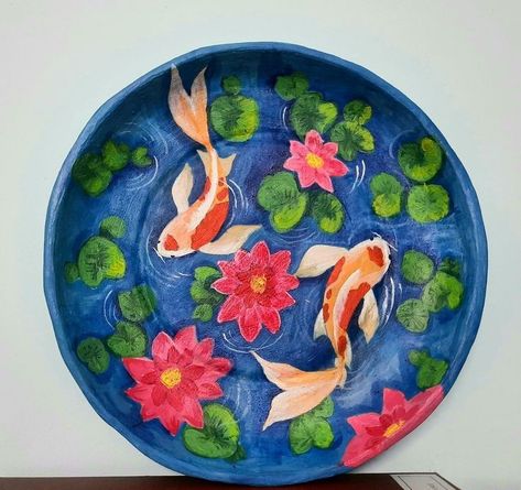 Koi Fish Ceramic Art, Bowl Art Painting Ceramic Pottery, Painting Platter Ideas, Painted Fish Bowl, Plate Inspo Paint, Pottery Koi Fish, Fish On A Plate Drawing, Pottery Plate Painting Ideas Aesthetic, Keramik Painting Plate