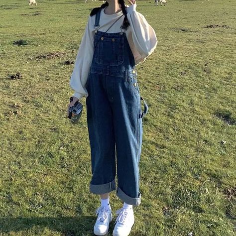 Dungaree Outfit, Denim Dungaree, Overalls Outfit, Denim Dungarees, Denim Patterns, Mode Inspo, Denim Overalls, Vintage Button, Denim Jumpsuit