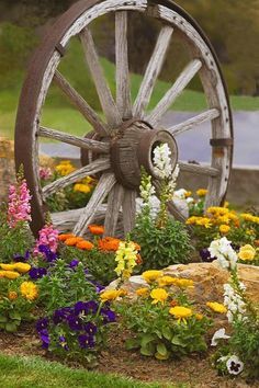 Recycling Antique Wheels for Unique Garden Decorations in Vintage Style Roda Gerobak, Garden Diy Decoration Ideas, Mailbox Landscaping, Wheel Decor, Farmhouse Landscaping, Garden Yard Ideas, Unique Gardens, Kew Gardens, Wagon Wheel