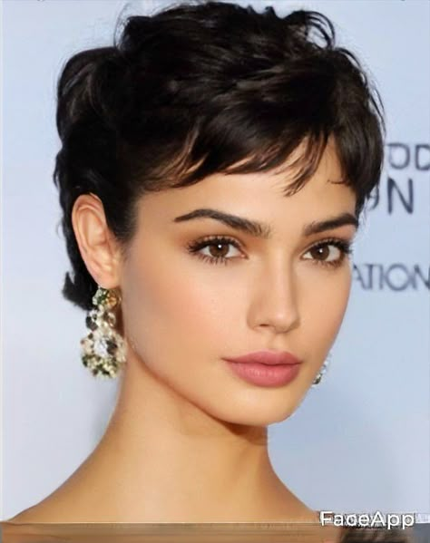 Roman Holiday Haircut, Natalie Portman Pixie Cut, Formal Pixie Hairstyles Classy, Old Hollywood Short Hair, Pixie Cut 90s, Pixie For Thick Hair, Ear Length Bob, Feminine Short Hair, Short Haircuts Ideas