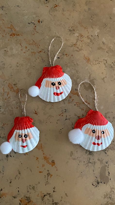 Scallop Shell Craft Ideas Christmas, Christmas Crafts With Seashells, Santa Shell Ornament, Christmas Sea Shell Crafts, She’ll Ornaments, Christmas Crafts With Shells, Christmas Shell Art, Christmas Shell Crafts, Shell Ornaments Christmas