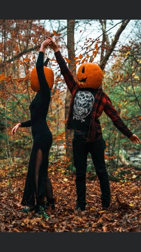 Halloween Photoshoot Props, Pumpkin Head Photo Shoot Couple, Pumpkin Head Couples Photoshoot, Spooky Family Photos, Couples Halloween Photos, Halloween Photoshoot Ideas Couples, Couple Halloween Poses, Spooky Photoshoot Ideas Couples Outdoor, Jack O Lantern Photoshoot