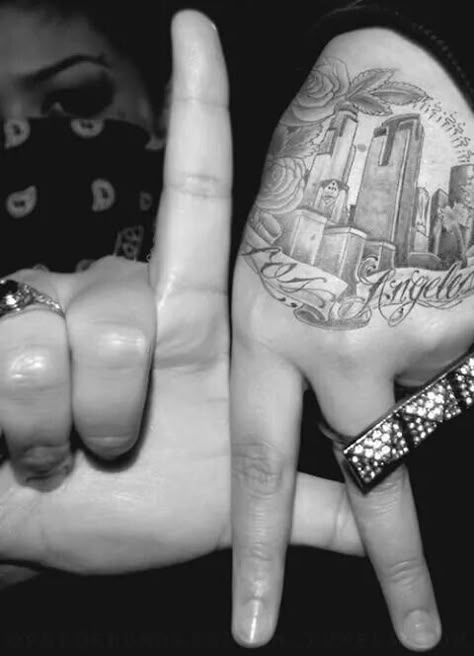 Los Angeles skyline pretty cool *~JLov3~* La Sign Tattoo, Califas Tattoo, La Hand Sign, Hand Tattoo Images, La Tattoo, Chicano Love, Chola Style, Tattoo On Hand, Estilo Cholo