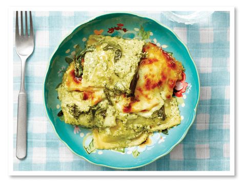 The Pioneer Woman Shares Her Recipe for Baked Spinach Ravioli with Pesto Cream Sauce Baked Spinach Ravioli, Ravioli With Pesto, Dinner Ideas Vegetarian, Spring Dinner Ideas, Pesto Cream Sauce, Pesto Ravioli, Spring Pasta Recipes, Baked Spinach, Spinach Ravioli