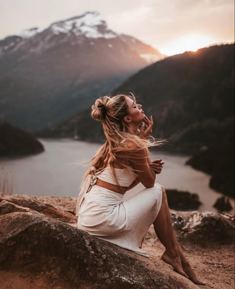 Photo Yoga, Mountain Photoshoot, Boho Photoshoot, Meditation Guide, Poses By Yourself, Beach Poses By Yourself, Nature Photoshoot, Pose Fotografi, Foto Shoot