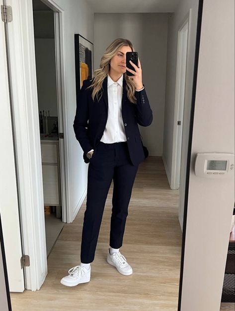 Psychologist Outfit, Casual Tomboy Outfits, Outfit Formal Mujer, Wedding Outfits For Women, Women Suits Wedding, Gender Fluid Fashion, Lesbian Fashion, Office Casual Outfit, Queer Fashion