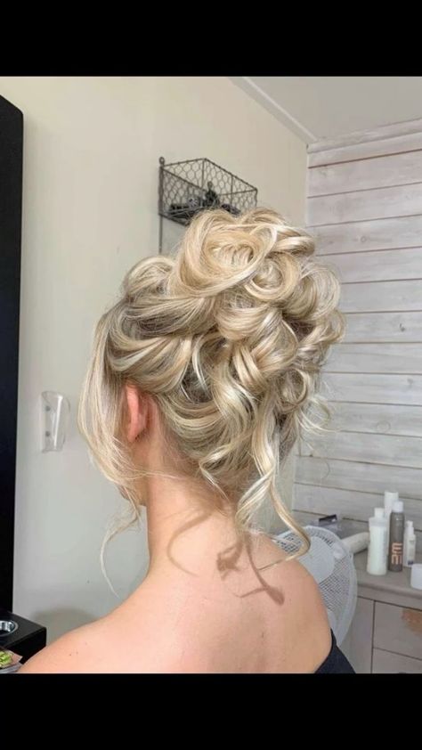 Hey ladies, are you ready for Homecoming? Don't forget about your hair! Check out these gorgeous Hoco hairstyles for some inspo. #HocoHair #HomecomingHairstyles #Glam #HairGoals #PartyReady 💁‍♀️✨ Hoco Hair Updo, River Hairstyles, Semi Hairstyles, Semi Formal Hairstyles, Grad Hair, Hairstyle Wedding, Prom Hairstyle, Debutante Ball, Formal Hair