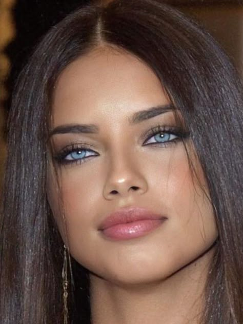 Adriana Lima Eyes, Adriana Lima Makeup, Adrian Lima, 2000s Makeup Looks, Bombshell Makeup, Adriana Lima Style, Adriana Lima Young, 90s Makeup, Smink Inspiration