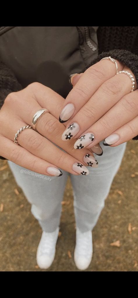 Black White Daisy Nails, Black And White Daisy Nails, Daisy Nails Black, Square Nails Ideas Summer, Black Daisy Nails, Black Spring Nails, Honey Nails, Bright Summer Nails Designs, Daisy Nail Art