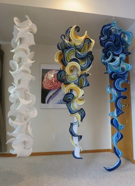 Beautiful hyperbolic #crochet # art from mathematician / artist Gabriele Meyer Hyperbolic Crochet, Wisconsin Madison, Crochet Artist, Art Quilling, Form Crochet, Soyut Sanat Tabloları, Art Yarn, Freeform Crochet, Craft Art