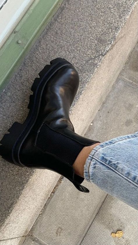 Moda Grunge, Dr Shoes, Trending Boots, Shoe Inspiration, Hype Shoes, Shoe Inspo, Aesthetic Shoes, Swag Shoes, Chunky Boots