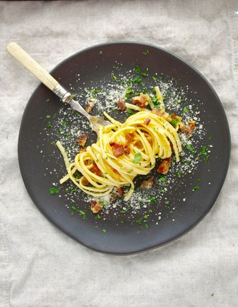 spaghetti carbonara Pasta Plating, Pasta A La Carbonara, Cold Pasta Dishes, Vegetarian Pasta Dishes, Food Plating Techniques, Gourmet Food Plating, Plating Food, Plate Presentation, Plating Techniques