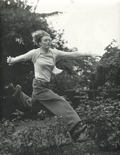 Uk Icon, Bruce Weber, Robert Doisneau, Photography Inspo, White Photography, Pose Reference, Film Photography, Photo Inspiration, Photography Inspiration