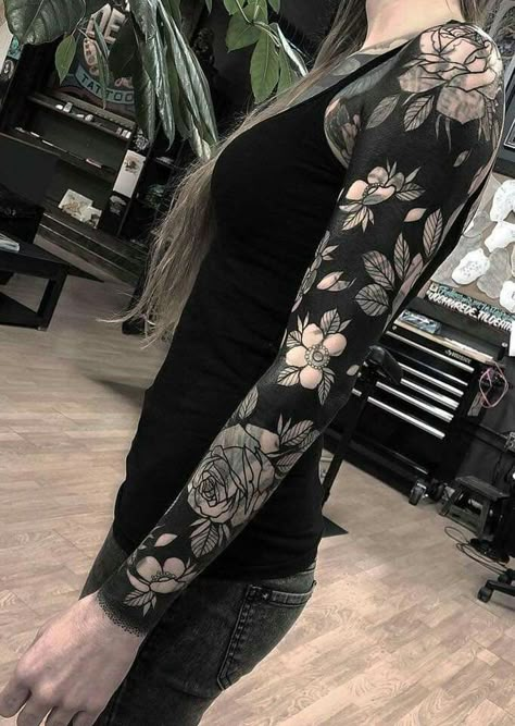 Blast Over Tattoo, Herren Hand Tattoos, Black Sleeve Tattoo, Mangas Tattoo, Solid Black Tattoo, Blackout Tattoo, Tattoo Zeichnungen, Floral Tattoo Sleeve, Tattoos Geometric