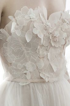 Floral Couture, Silk Organza Wedding Dress, Organza Bridal, Wedding Gown Inspiration, Organza Flowers, Couture Embroidery, White Gowns, Flower Embroidery Designs, Embroidered Clothes